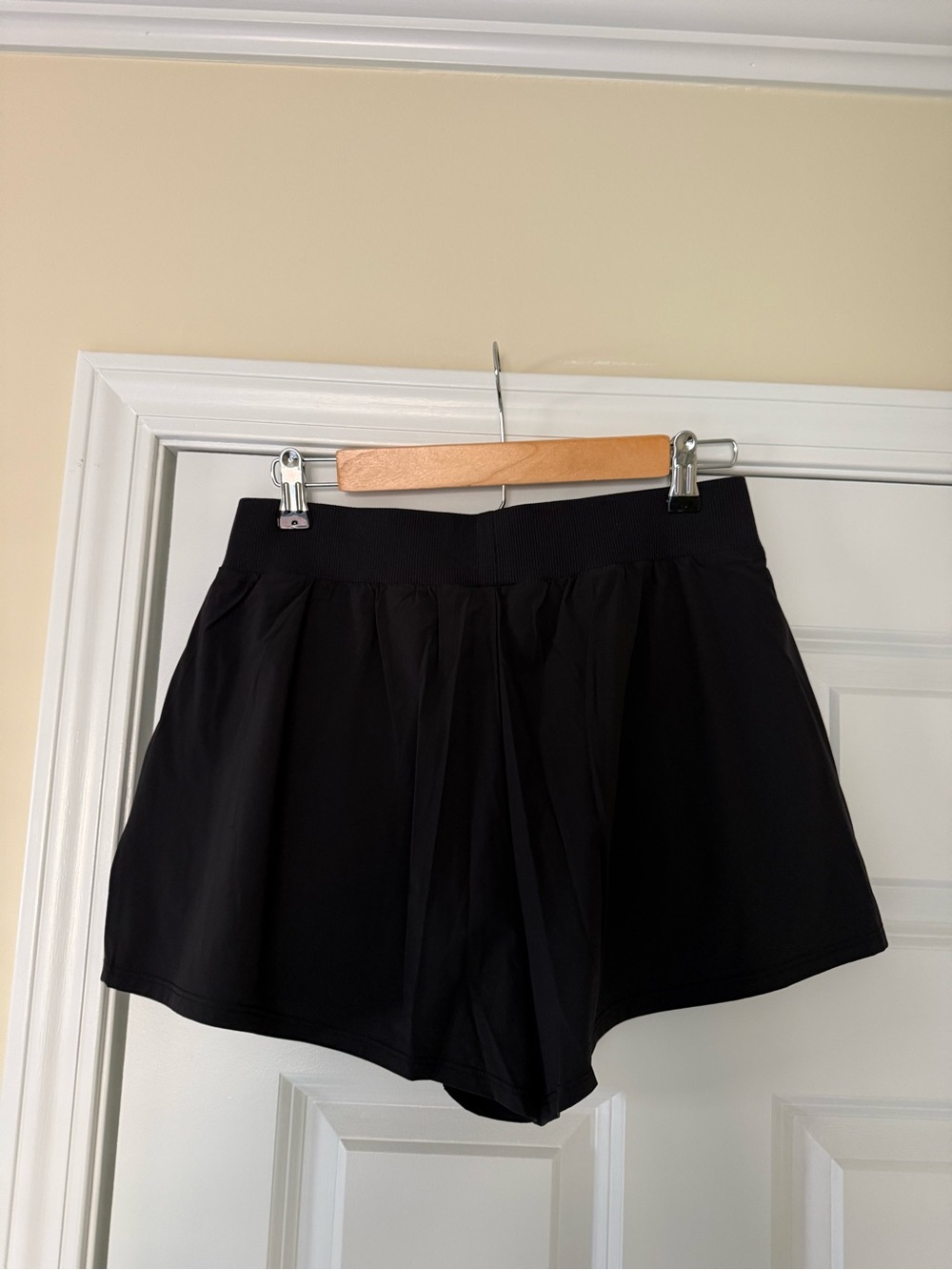 ALO Yoga Black Athletic Shorts with Elastic Waistband - Picture 3 of 3